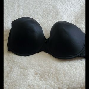 Black strapless bra